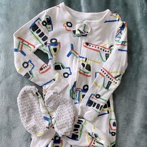🌟ships free over $25 Carter’s footie pajamas